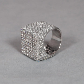 Explore our latest 14 kt white gold lab-made diamond, flaunting impeccable VVS clarity for men Gurukrupa-Gems