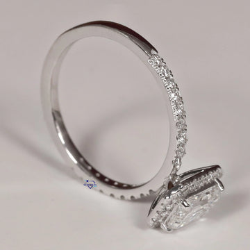 Make a bold impression with this 14 kt white gold emerald round cut ring with VVS clarity Gurukrupa-Gems